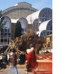 Willow sculpture outside the Islington Business Centre by Serena de la Hey